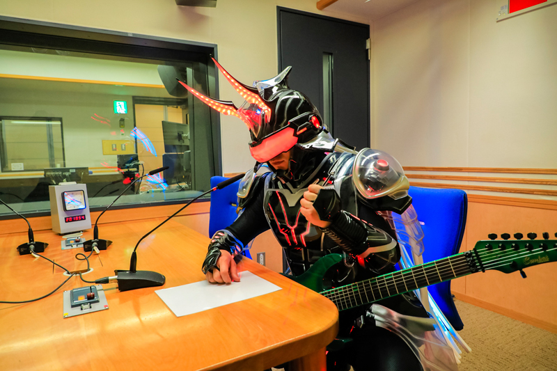 森久保祥太郎が声を担当 西暦2300年からやってきたサイボーグギタリスト Ediee Ironbunny の新情報が明らかに Pash Plus